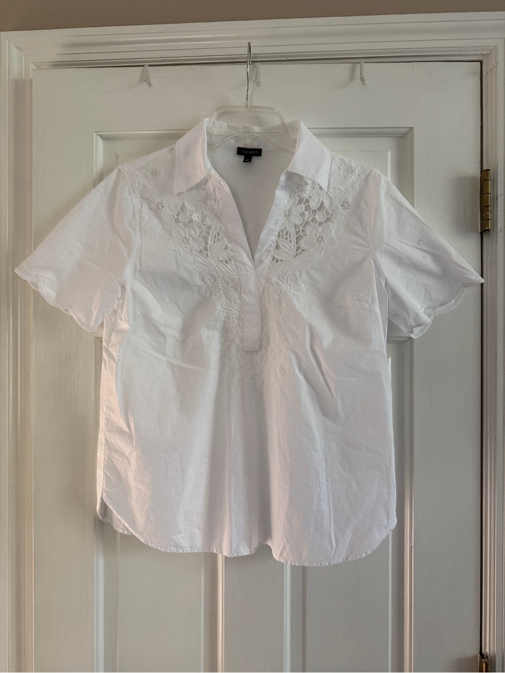 Talbots White Embroidered Split V-Neck Short Sleeve Top, Size S.